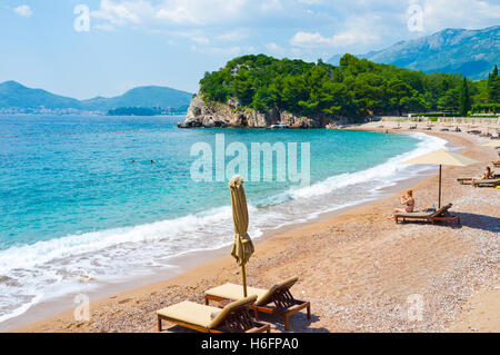 Die malerischen Queens Strand, befindet sich neben der Villa Milocer mit dem großen Park auf der Klippe, Sveti Stefan Montenegro Stockfoto