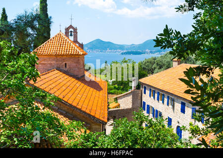 Das Dach der Dreifaltigkeitskirche mit der Insel Sveti Nikola und der Küste Budva im Hintergrund, Kloster Praskvica, Przno, Celobrdo, Montenegro Stockfoto