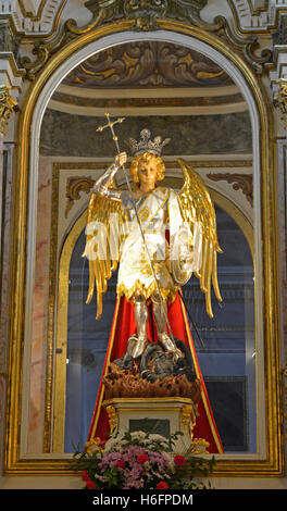 Statue des Heiligen Michael im Kloster des Heiligen Michael (Real Monasterio de San Miguel) in Lliria in der Nähe von Valencia, Spanien Stockfoto