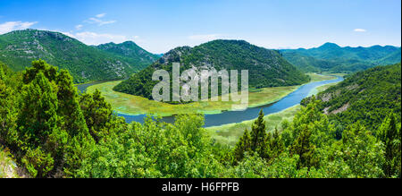 Die herrliche Aussicht auf die Biegung des Flusses Crnojevica, Montenegro. Stockfoto