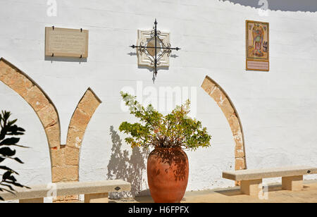 Das Kloster von St. Michael (Real Monasterio de San Miguel) in Lliria in der Nähe von Valencia, Spanien. Innenhof mit Gedenkstätten Stockfoto