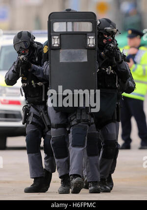 Mitglieder des Garda Emergency Response Unit und regionalen bewaffnet Support-Einheiten nehmen Teil in einem großen Notfalltraining Übung in Drogheda Port in Co Louth. Stockfoto