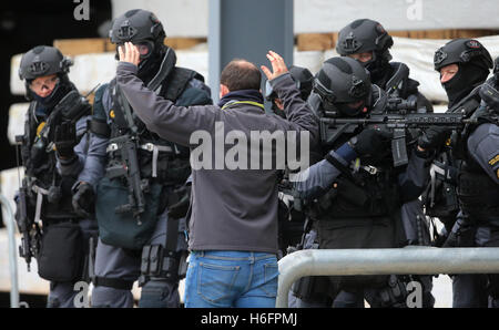 Mitglieder des Garda Emergency Response Unit und regionalen bewaffnet Support-Einheiten nehmen Teil in einem großen Notfalltraining Übung in Drogheda Port in Co Louth. Stockfoto