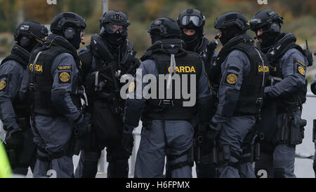 Mitglieder des Garda Emergency Response Unit nehmen Teil an einer großen Notfalltraining Übung in Drogheda Port in Co Louth. Stockfoto