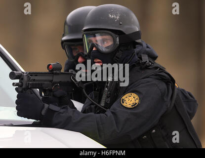 Mitglieder des Garda Emergency Response Unit und regionalen bewaffnet Support-Einheiten nehmen Teil in einem großen Notfalltraining Übung in Drogheda Port in Co Louth. Stockfoto