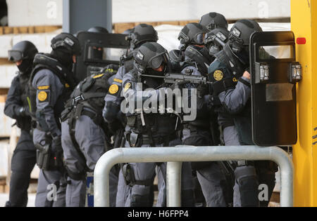 Mitglieder des Garda Emergency Response Unit und regionalen bewaffnet Support-Einheiten nehmen Teil in einem großen Notfalltraining Übung in Drogheda Port in Co Louth. Stockfoto