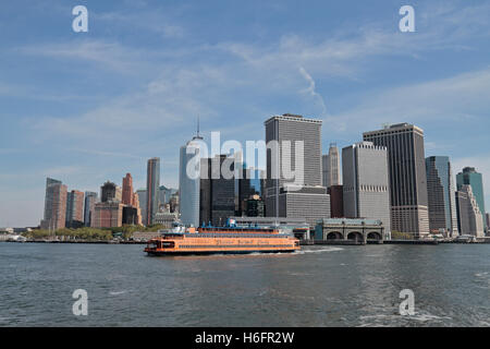 Staten Island Fähre fährt das Manhattan Terminal vor der Skyline von Lower Manhattan. Blick vom Governors Island Fähre. Stockfoto