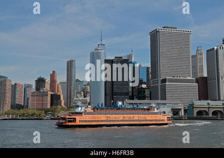 Staten Island Fähre fährt das Manhattan Terminal vor der Skyline von Lower Manhattan. Blick vom Governors Island Fähre. Stockfoto