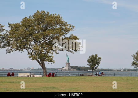 Blick vom Governors Island in Richtung Statue of Liberty in Upper New York Bay im US-Bundesstaat New York. Stockfoto