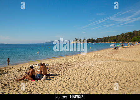 Strand, Corniche des Maures. Le Lavandou. Departement Var, Provence-Alpes-Cote d ' Azur. Côte d ' Azur. Mittelmeer. Frankreich. Stockfoto