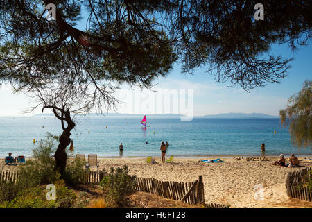 Strand, Corniche des Maures. Le Lavandou. Departement Var, Provence-Alpes-Cote d ' Azur. Côte d ' Azur. Mittelmeer. Frankreich. Stockfoto