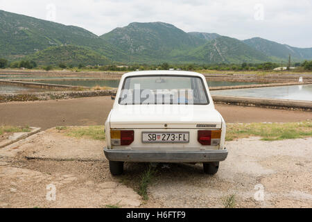 Im Ston Kroatien ein Zastava 128 Auto parkten in der Nähe der Salinen. Auch bekannt als Zastava Skala und von Zastava Automobili Stockfoto