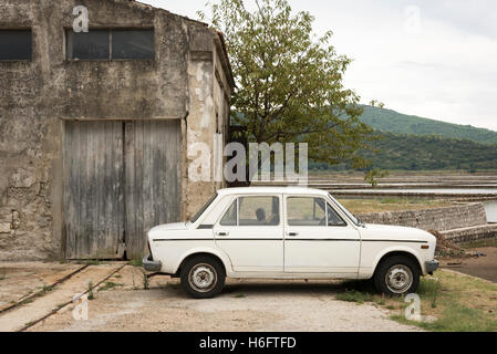 Im Ston Kroatien ein Zastava 128 Auto parkten in der Nähe der Salinen. Auch bekannt als Zastava Skala und von Zastava Automobili Stockfoto