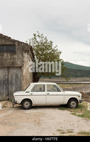 Im Ston Kroatien ein Zastava 128 Auto parkten in der Nähe der Salinen. Auch bekannt als Zastava Skala und von Zastava Automobili Stockfoto