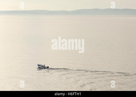 Ein Fischerboot an der Adria in der Nähe von Trpanj Kroatien in der Abenddämmerung Stockfoto