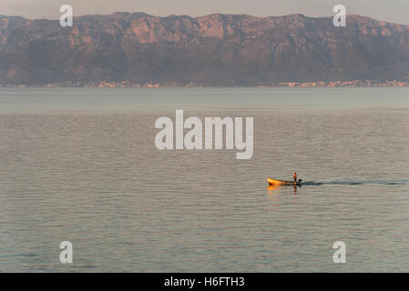 Ein Fischerboot an der Adria in der Nähe von Trpanj Kroatien in der Abenddämmerung Stockfoto