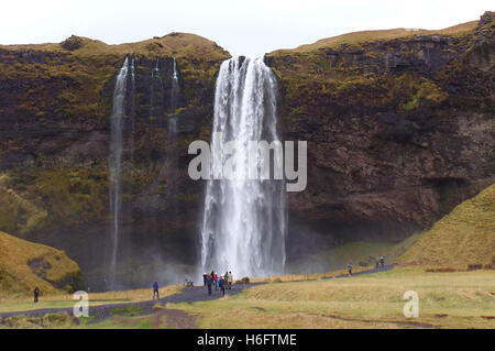 Berühmte Seljalandsfoss Wasserfall im Spätherbst, Südisland Stockfoto