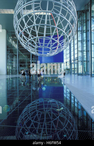 Deutschland, Wolfsburg, die Volkswagen Autostadt Globe von Ingo Günther in der Eingangshalle Konzernforum. Stockfoto