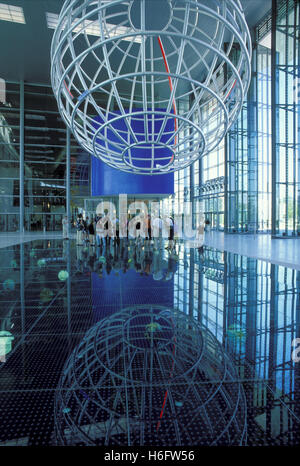 Deutschland, Wolfsburg, die Volkswagen Autostadt Globe von Ingo Günther in der Eingangshalle Konzernforum. Stockfoto