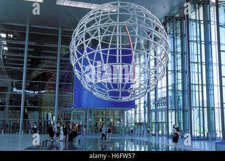 Deutschland, Wolfsburg, die Volkswagen Autostadt Globe von Ingo Günther in der Eingangshalle Konzernforum. Stockfoto