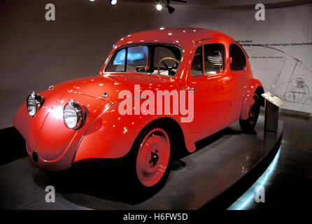 Deutschland, Wolfsburg, die Volkswagen Autostadt, VW-Käfer Prototyp von 1935 an das Zeithaus. Stockfoto