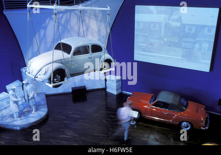 Deutschland, Wolfsburg, die Volkswagen Autostadt, VW Käfer und Karmann Ghia Cabrio. Stockfoto