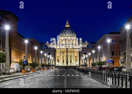 Nachtansicht der Via della Conciliazione mit Petersdom im Hintergrund, Rom, Latium, Italien Stockfoto