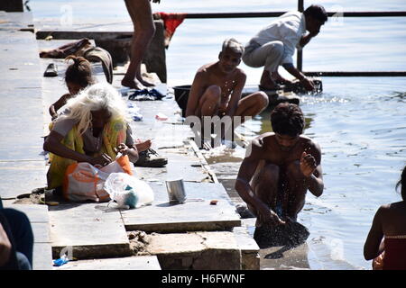 Inder, die ihre Wäsche im Wasser des Lake Pichola in Udaipur, Rajasthan, Indien Stockfoto