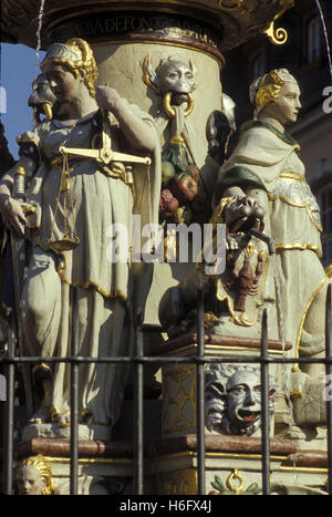 Deutschland, Trier, die Petrus-Brunnen am Marktplatz. Stockfoto