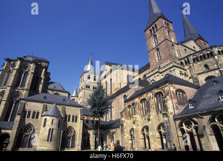 Deutschland, Trier, auf der rechten Seite die St. Peter Cathedral und auf der linken Seite der Kirche unserer lieben Frau, die St. Peter Cathedral ist die Olde Stockfoto