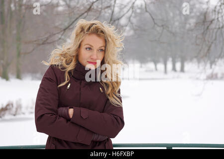 traurige Frau im Schnee bedeckt Winterlandschaft Stockfoto