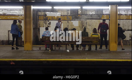 Menschen warten auf die Plaform an der 7th Avenue in Park Slope, Brooklyn für einen F-Zug nach Manhattan, NYC Stockfoto