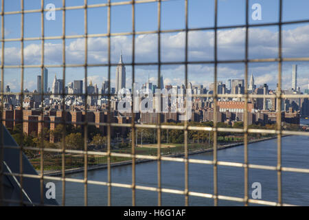 Blick auf Midtown Manhattan während des Gehens aus Brooklyn über die Williamsburg Bridge. Stockfoto