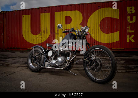 Kev Eigenbau Oldtimer Motorrad, einmalige Triumph Custom Chopper TR6. Industriekulisse in Stockton-on-Tees fotografiert. Stockfoto