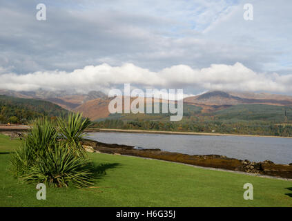 Blick von der Ziege Fell berühren die Wolken, Brodick Castle und Gärten. Arran, Argyle und Bute, Scotland Stockfoto