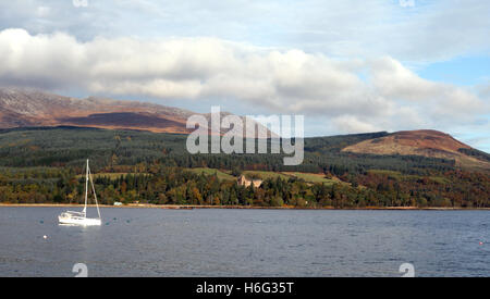 Blick auf Brodick Castle und Gärten aus Brodick, Arran, Argyle und Bute, Scotland Stockfoto