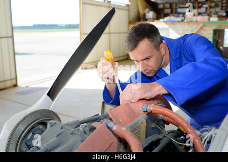 Mechaniker arbeiten an Flugzeugen Stockfoto