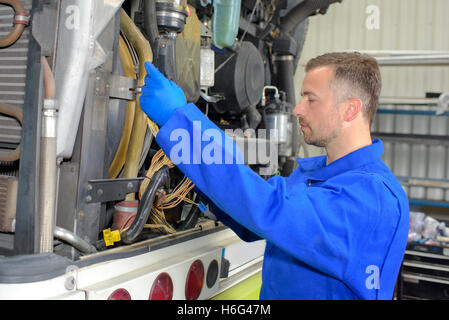 Befestigung von schweren Fahrzeugmotor Stockfoto