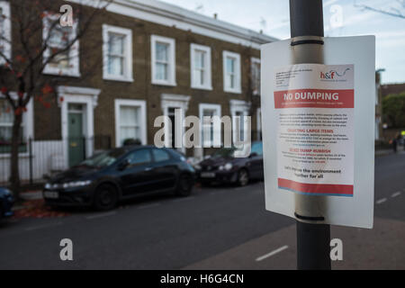 Kein Dumping-Zeichen auf einen Laternenpfahl in einer Chelsea-Straße Stockfoto