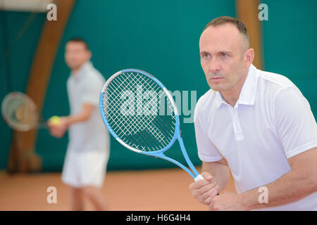 Zwei Männer spielen tennis Stockfoto