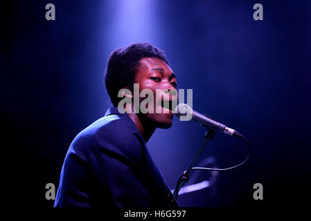 BARCELONA - 3 JUL: Benjamin Clementine (Sänger und Pianist) führt auf Vida Festival am 3. Juli 2015 in Barcelona, Spanien. Stockfoto