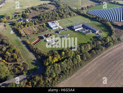 Luftaufnahme von Arlington Wasseraufbereitung arbeitet, East Sussex, geführt von South East Water. Zeigt auch Solarpark. Stockfoto
