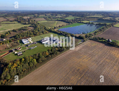 Luftaufnahme von Arlington Wasseraufbereitung arbeitet, East Sussex, geführt von South East Water. Zeigt auch Solarpark. Stockfoto