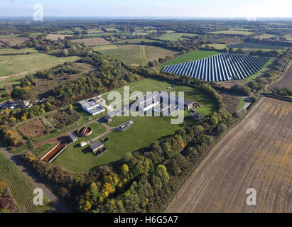 Luftaufnahme von Arlington Wasseraufbereitung arbeitet, East Sussex, geführt von South East Water. Zeigt auch Solarpark. Stockfoto