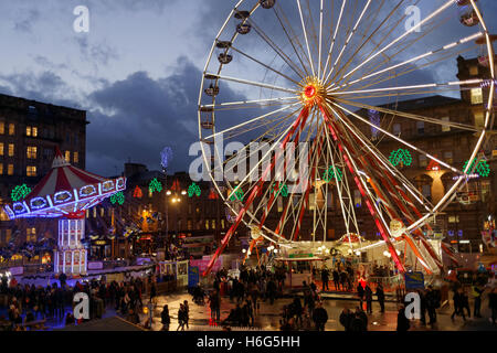 Glasgow Weihnachtsfeier George Square beleuchtet Eislaufen Party Dekorationen Glasgow Christmas Market Stockfoto