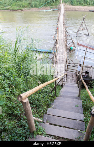 Nam Khan River, mit Bambusbrücke über den Nam Khan River, Luang Prabang, Laos Stockfoto