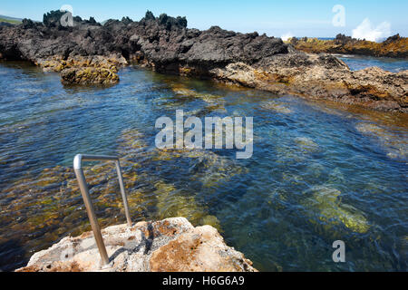 Felsigen Pool Strand mit Treppen in Biscoitos. Terceira Insel. Azoren. Portugal Stockfoto