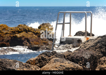 Felsigen Pool Strand mit Treppen in Biscoitos. Terceira Insel. Azoren. Portugal Stockfoto