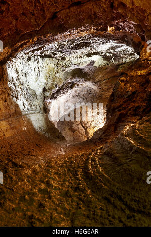 Vulkanhöhle Galerie auf Terceira Insel. Azoren. Gruta do Natal. Vertikal Stockfoto