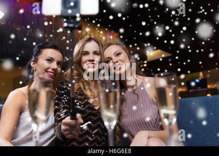 Frauen mit Smartphone unter Selfie im Night club Stockfoto